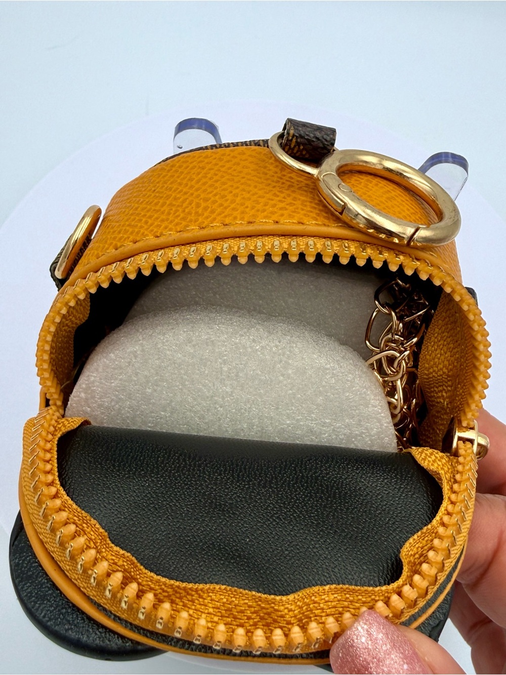 Minions Mini Crossbody Bag/Coin Purse Minion Bob NWOT - Picture 4 of 8